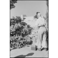 Le caméraman Hermann Dressler filme la ville de Rhodes à l'aide d'une Arriflex.