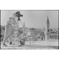 Le caméraman Hermann Dressler filme la ville de Rhodes à l'aide d'une Arriflex.
