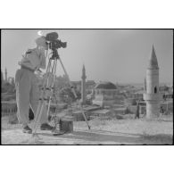 Le caméraman Hermann Dressler filme la ville de Rhodes à l'aide d'une Arriflex.