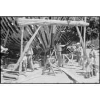 La construction d'un navire de pêche à proximité de la forteresse de Neratzia (Kos).