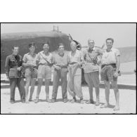 Le reporter Valentin Krempl parmi des personnels de l'armée de l'air italienne et notamment l'équipage d'un avion de transport Savoia Marchetti SM-81.