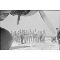 Le reporter Valentin Krempl parmi des personnels de l'armée de l'air italienne et notamment l'équipage d'un avion de transport Savoia Marchetti SM-81.