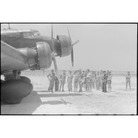 Le reporter Valentin Krempl parmi des personnels de l'armée de l'air italienne et notamment l'équipage d'un avion de transport Savoia Marchetti SM-81.