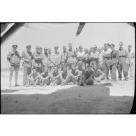 Le reporter Valentin Krempl parmi des personnels de l'armée de l'air italienne et notamment l'équipage d'un avion de transport Savoia Marchetti SM-81.