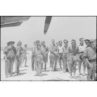 Le reporter Valentin Krempl parmi des personnels de l'armée de l'air italienne et notamment l'équipage d'un avion de transport Savoia Marchetti SM-81.