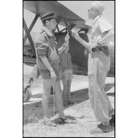 Le reporter Valentin Krempl parmi des personnels de l'armée de l'air italienne et notamment l'équipage d'un avion de transport Savoia Marchetti SM-81.