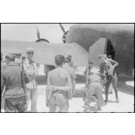 Chargement ou déchargement d'un avion de transport Savoia Marchetti SM-81.