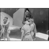 Chargement ou déchargement d'un avion de transport Savoia Marchetti SM-81.