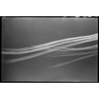 En Grèce, trainée de condensation des moteurs de bombardiers américains dans le ciel au-dessus d'un terrain d'aviation occupé par le Lehrgeschwader 1 (LG1).