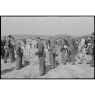 La piste d'un terrain d'aviation de Wiener Neustadt (Autriche) occupé par le II./LG1 (Lehrgeschwader 1) doit être rebouchée après un bombardement allié.