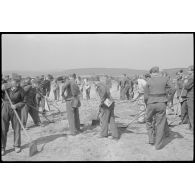 La piste d'un terrain d'aviation de Wiener Neustadt (Autriche) occupé par le II./LG1 (Lehrgeschwader 1) doit être rebouchée après un bombardement allié.