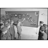 Instruction sur les instruments de bords d'un bombardiers Junkers Ju-88 au sein du II./LG1 (Lehrgeschwader 1).
