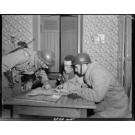 Le commandant de Rocquigny, commandant le 1er Bataillon du 3e RTA à son PC.