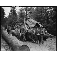 Les chars Sherman du 2e RC en forêt.
