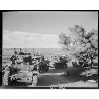Colonne de chars légers M5 A1 Stuart du 2e peloton du 1er régiment de cuirassiers (1er cuir.) de la 5e division blindée (5e DB) remontant vers la vallée du Rhône.