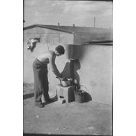 La cuisine en plein air se double d'un bain de soleil. [légende publiée en 1949]