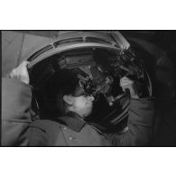 Une tourelle d'observation dans un train blindé MBV D-2 d'origine soviétique équipé de deux canons.