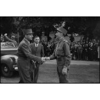 Le général d'armée Jean de Lattre de Tassigny salue le général de brigade Jean Noël du Payrat.