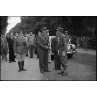 Le général d'armée Jean de Lattre de Tassigny s'entretient avec le général de brigade Jean Noël du Payrat.