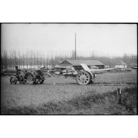 Près de Sarrebourg (Moselle), un canon Cannone da 105/28, version italienne du canon français 105mm long schneider M1913, reconnaissable à son bouclier et ses roues typiques de la version italienne.