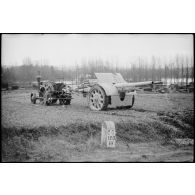 Près de Sarrebourg (Moselle), un canon Cannone da 105/28, version italienne du canon français 105mm long schneider M1913, reconnaissable à son bouclier et ses roues typiques de la version italienne.