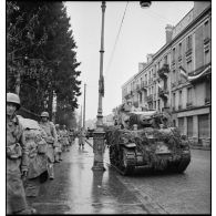 Entrée d'un char M4 "Stuart" de la 5e DB dans Belfort.
