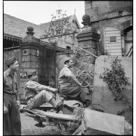 Soldats de la 2e DIM s'amusant avec une pièce de DCA de 2 cm quadruple Flakvierling 38 montée sur un semi-chenillé Sd.kfz.7/1 prise aux armées allemandes lors des combats de libération de la ville de Montbéliard le 17 novembre 1944.