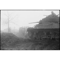 Fantassins de la 2e DB progressant dans les environs de Strasbourg, couverts par une colonne de blindés du 501e RCC dont le char léger "Mondovi" n° 67.