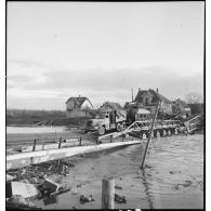 Remorquage d'un char Sherman M4 de la 2e DB au-dessus du canal de décharge de l'Ill à Krafft.