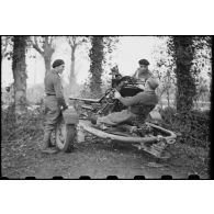 Des FFO (Forces françaises de l'Ouest) essaient une pièce d'artillerie, un canon de 37 mm, dans le secteur de la Pointe-de-Grave (Gironde).