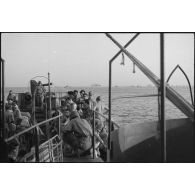 Dans la baie de Naples, des hommes du 1er Corps d'armée ont embarqué à bord de bâtiments LCI (landing craft infantry) en vue du débarquement allié sur les côtes de Provence (opération Anvil-Dragoon) en août 1944.