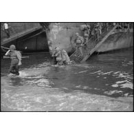 Débarquement des troupes de la 3e DIA (division d'infanterie algérienne) dans la baie de Saint-Tropez.