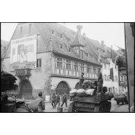 Véhicules du 1er RMSM de la 2e DB stationnés sur la place du marché à Obernai.
