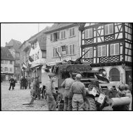 Véhicules du 1er RMSM de la 2e DB stationnés sur la place du marché à Obernai.