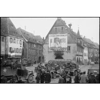 Véhicules du 1er RMSM de la 2e DB stationnés sur la place du marché à Obernai.