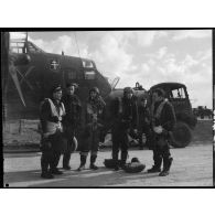 Membres d'équipage d'un bombardier léger Douglas Boston Mk III du groupe de bombardement Lorraine.
