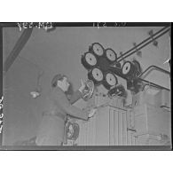 Un fantassin du 164e RIF (régiment d'infanterie de forteresse) veille à la bonne marche des installations dans l'usine de production électrique de l'ouvrage du Hackenberg.