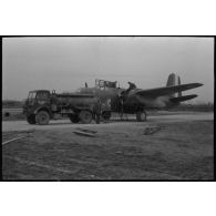 Ravitaillement en carburant d'un bombardier léger Douglas Boston Mk III du groupe de bombardement Lorraine.
