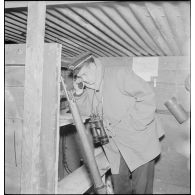 Officier en liaison téléphonique.