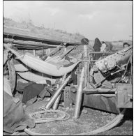 Des marins, appartenant à la 4e batterie mobile de défense antiaérienne de la Marine, servants d'un canon antiaérien de 90 mm, veillent.