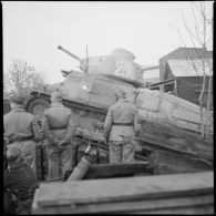 Une AMC Somua M35 du 4e Cuirassiers s'engage sur une portière du 10e RG constituée de barques à fond plat.