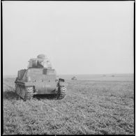Un AMC Somua S-35 (immatriculé M 835) du 4e cuirassiers ou du18e régiment de dragons (RD) progresse en terrain découvert.