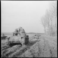 Un char léger Hotchkiss M35 H du 4e Cuirassiers ou 18e RD est photographié en plan général de trois quarts avant.