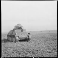 Un AMC Somua S-35 (immatriculé M 835) du 4e cuirassiers ou du18e régiment de dragons (RD) progresse en terrain découvert.