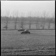 Des AMC Somua S-35 du 4e cuirassiers ou du18e régiment de dragons (RD) progressent en terrain découvert.
