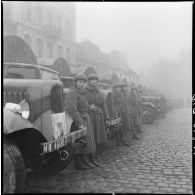 Rassemblement d'une unité du train. Des soldats se tiennent devant des camions Citroën Type 45.