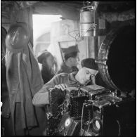 Un soldat du 6e Cuirassiers manipule le projecteur de cinéma.