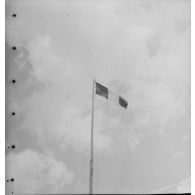 [Drapeau français flottant à Fuhlsbüttel, s.d.]