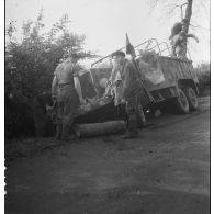 [Camion de transport de troupes renversé sur le bas côté de la route, s.d.]