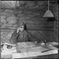 Le colonel de Castries, commandant le GONO (Groupement opérationnel du Nord-Ouest), dans un abri fortifié souterrain du camp retranché de Diên Biên Phu.